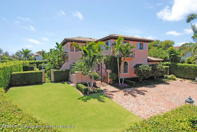 206 Dunbar Road Palm Beach, FL 33480 - Photo 9 of 10 a view of an chairs and tables in the patio