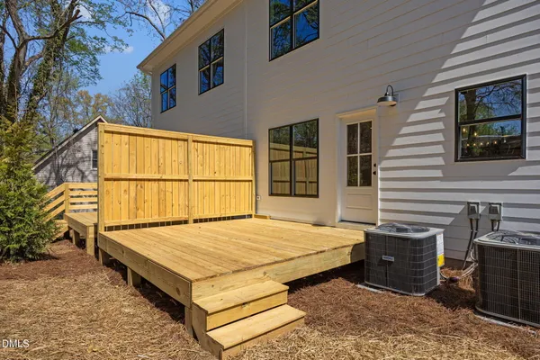 a view of empty room with window