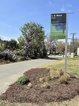 a view of a yard with a house