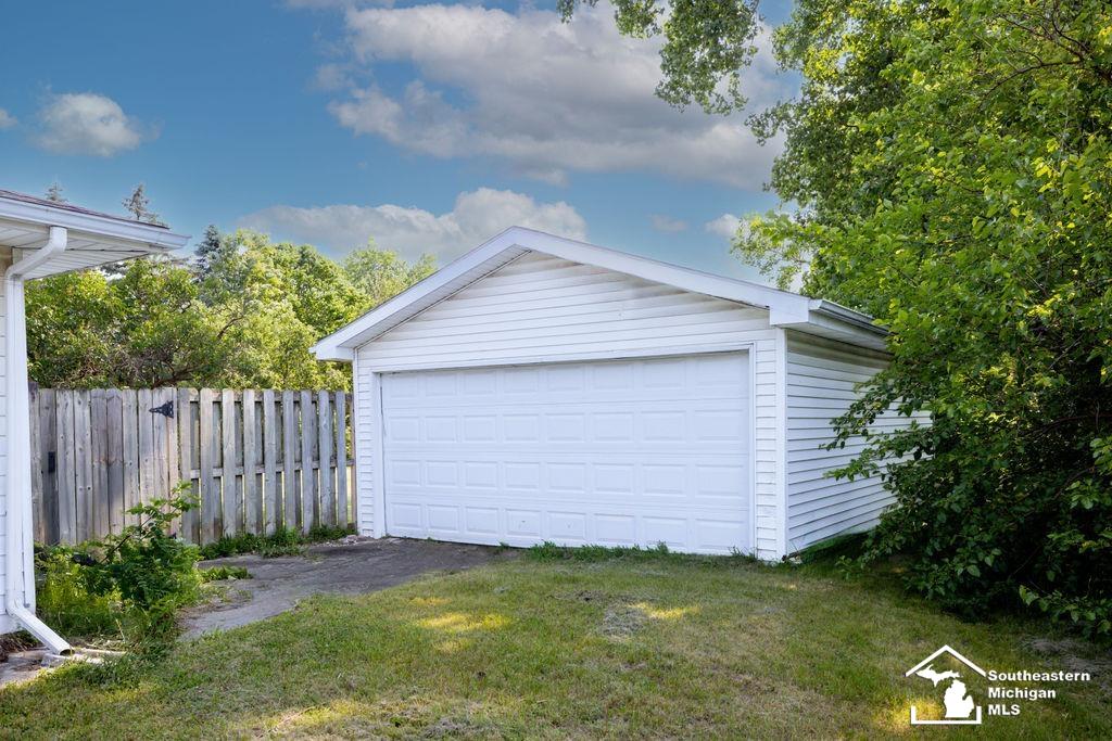 6200 Jackman Road Temperance, MI 48182 - Photo 4 of 40 50178100-4cfa3347-497f-44f4-95ca-de82cb96ef6f.JPG