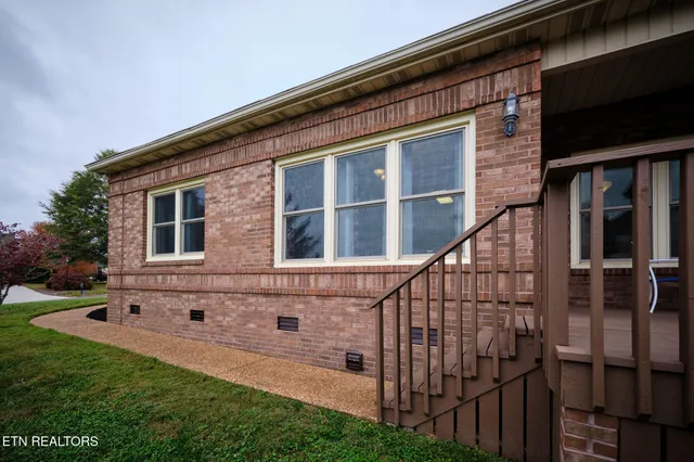 a bench sitting in front of a building