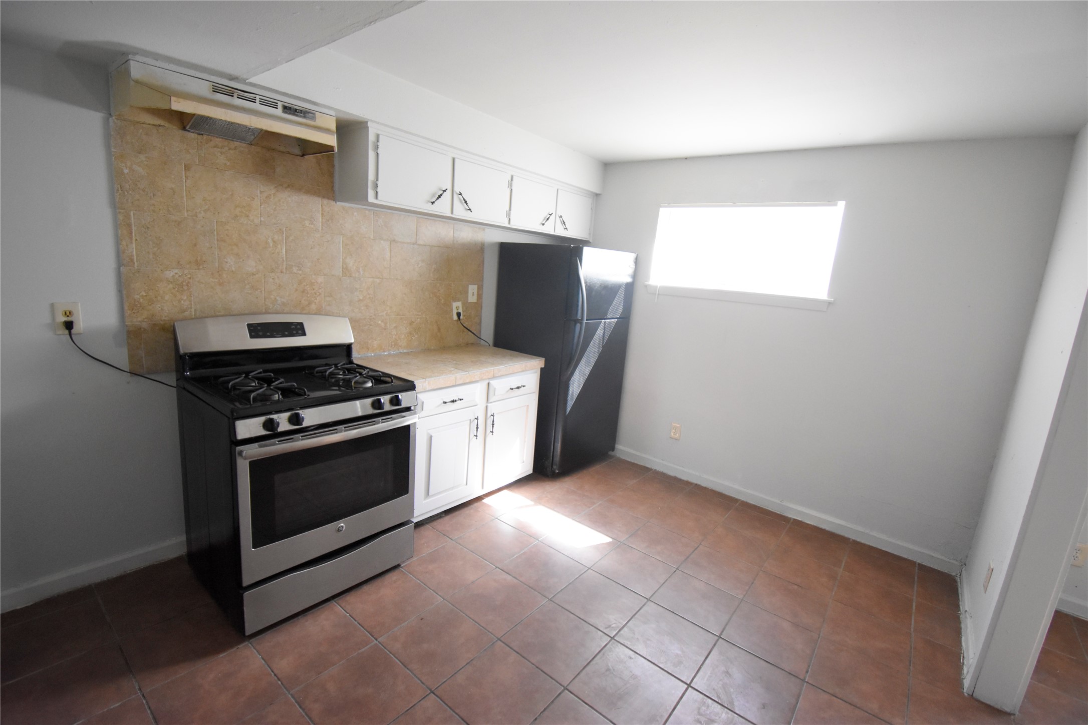 4353 Brinkley Street, Unit 5 Houston, TX 77051 - Photo 16 of 17 a kitchen with a stove and a microwave