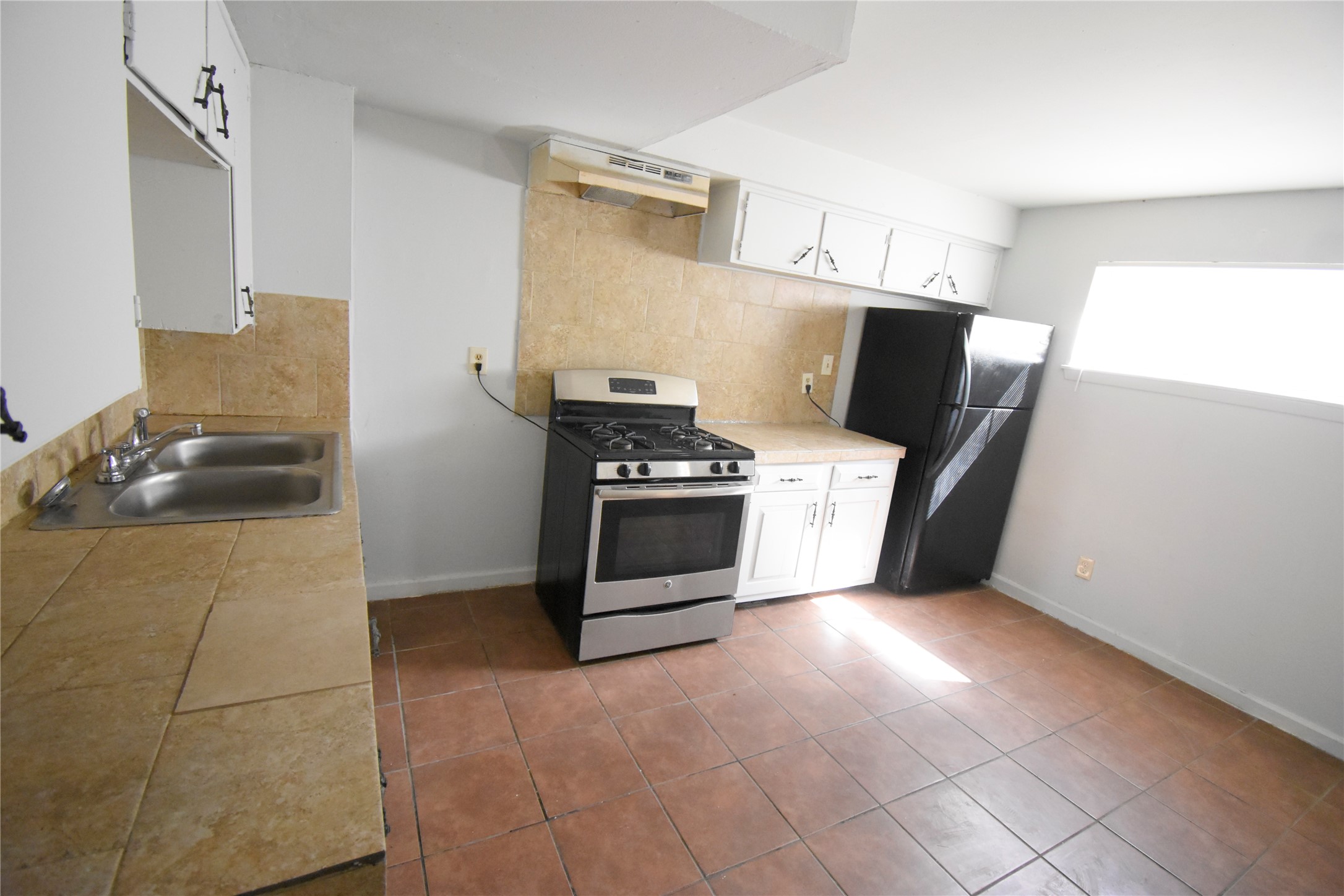 4353 Brinkley Street, Unit 5 Houston, TX 77051 - Photo 8 of 17 a kitchen with a stove and a refrigerator