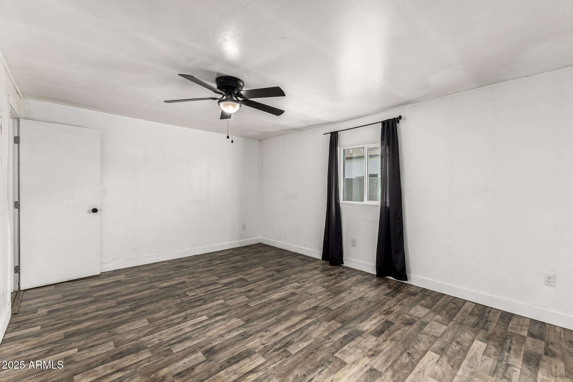 2811 West Pima Street Phoenix, AZ 85009 - Photo 15 of 24 a view of an empty room with a window