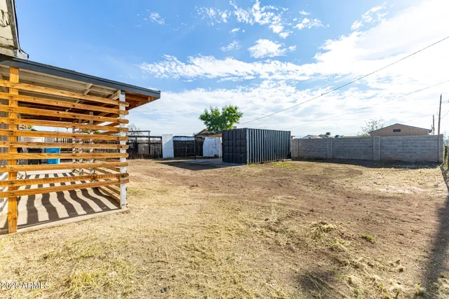 a view of a backyard