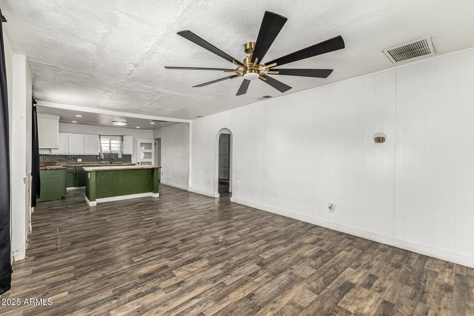 2811 West Pima Street Phoenix, AZ 85009 - Photo 8 of 24 a view of a livingroom with a kitchen