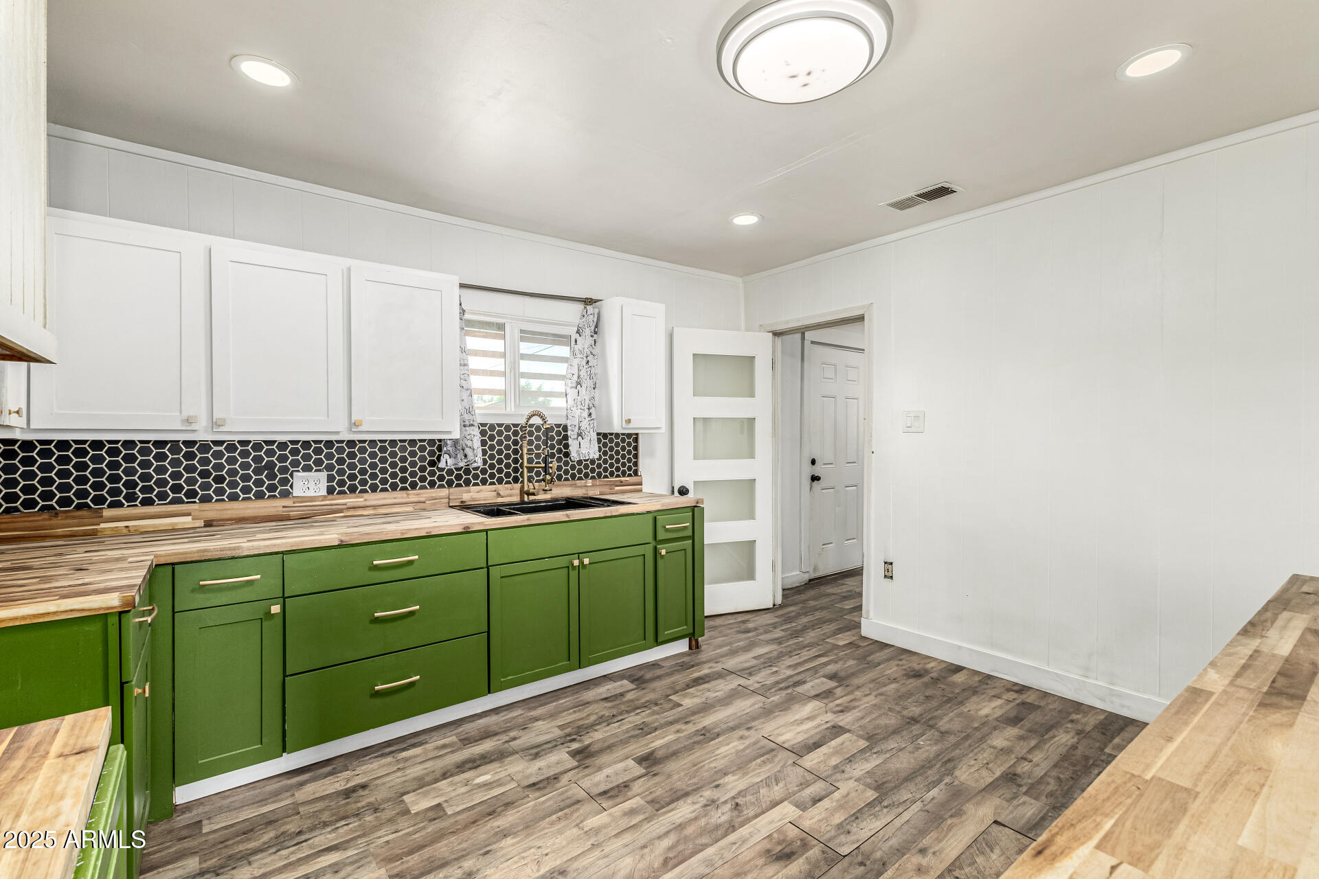 2811 West Pima Street Phoenix, AZ 85009 - Photo 10 of 24 a room with mirror and window