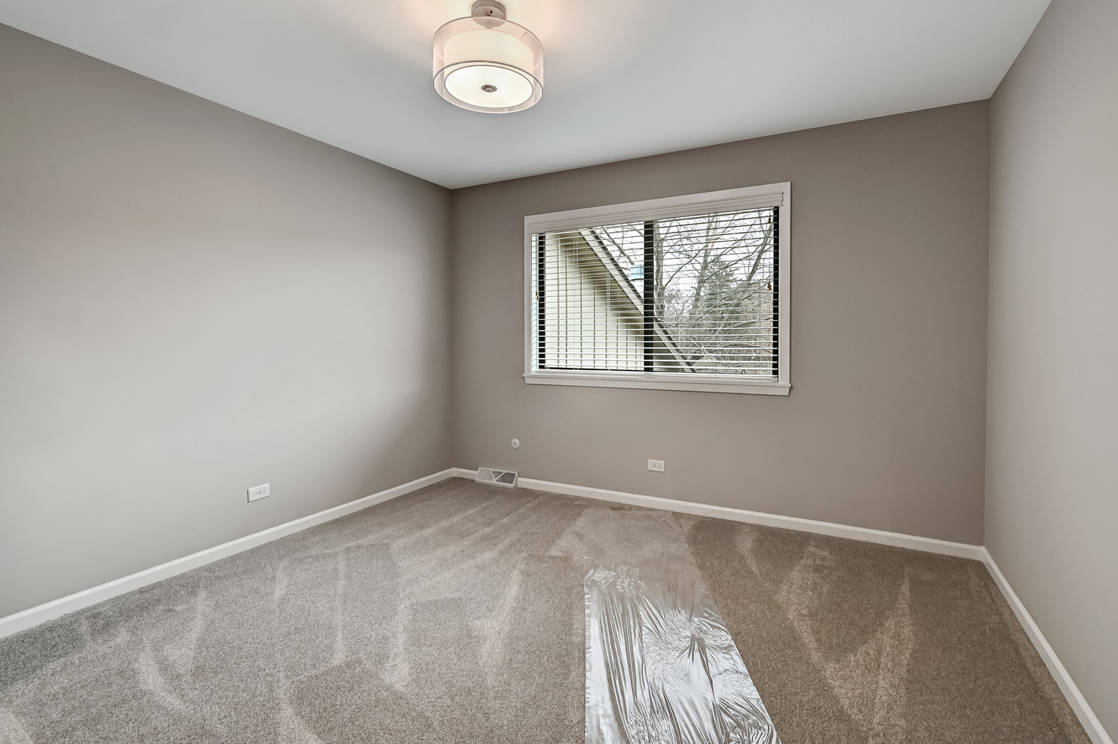 27 Windward Circle Willowbrook, IL 60527 - Photo 17 of 35 an empty room with windows