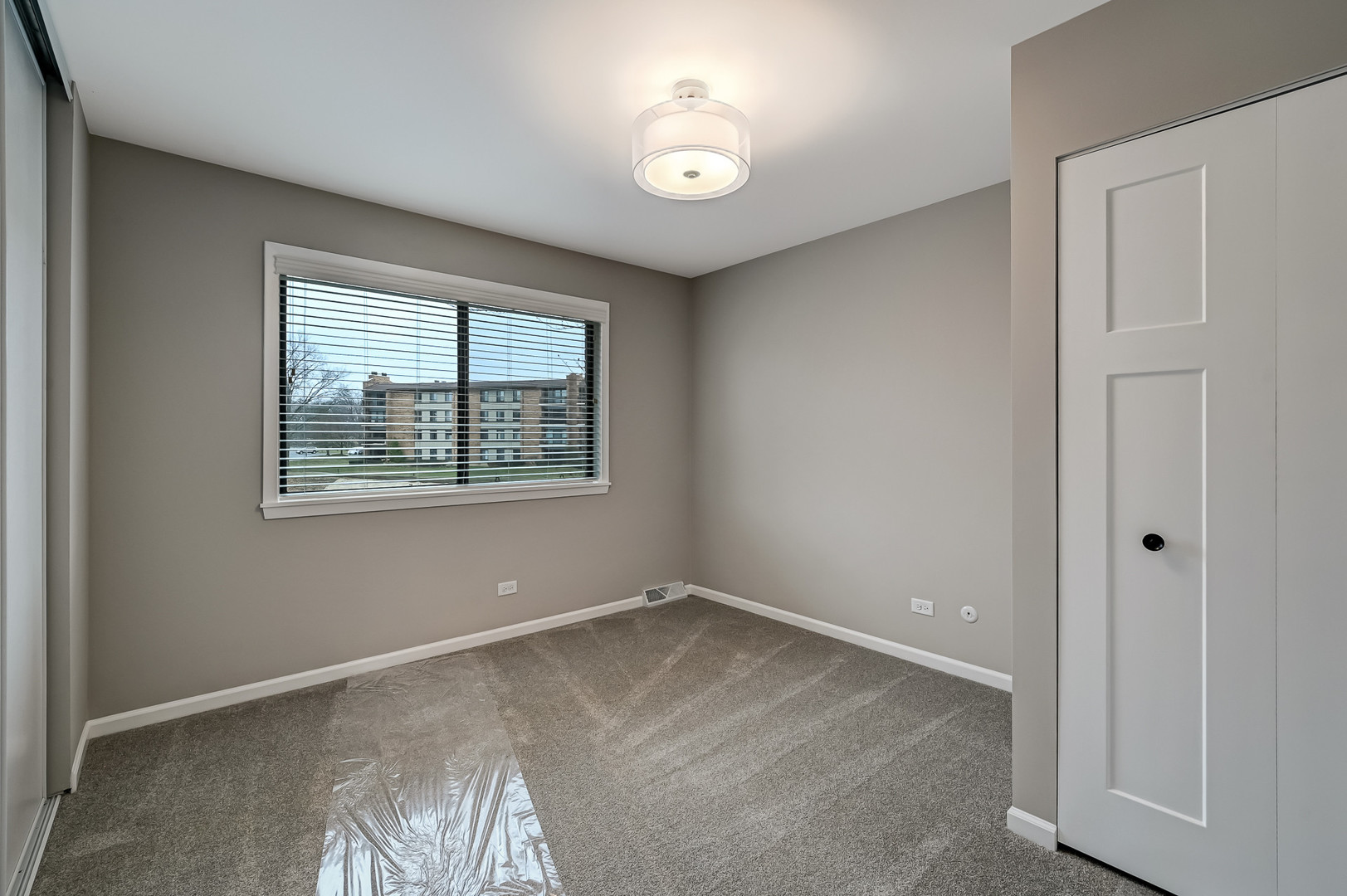 27 Windward Circle Willowbrook, IL 60527 - Photo 18 of 35 an empty room with windows and closet