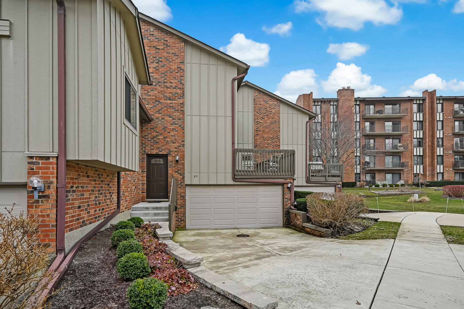 27 Windward Circle Willowbrook, IL 60527 - Photo 2 of 35 a view of a street with a building in the background