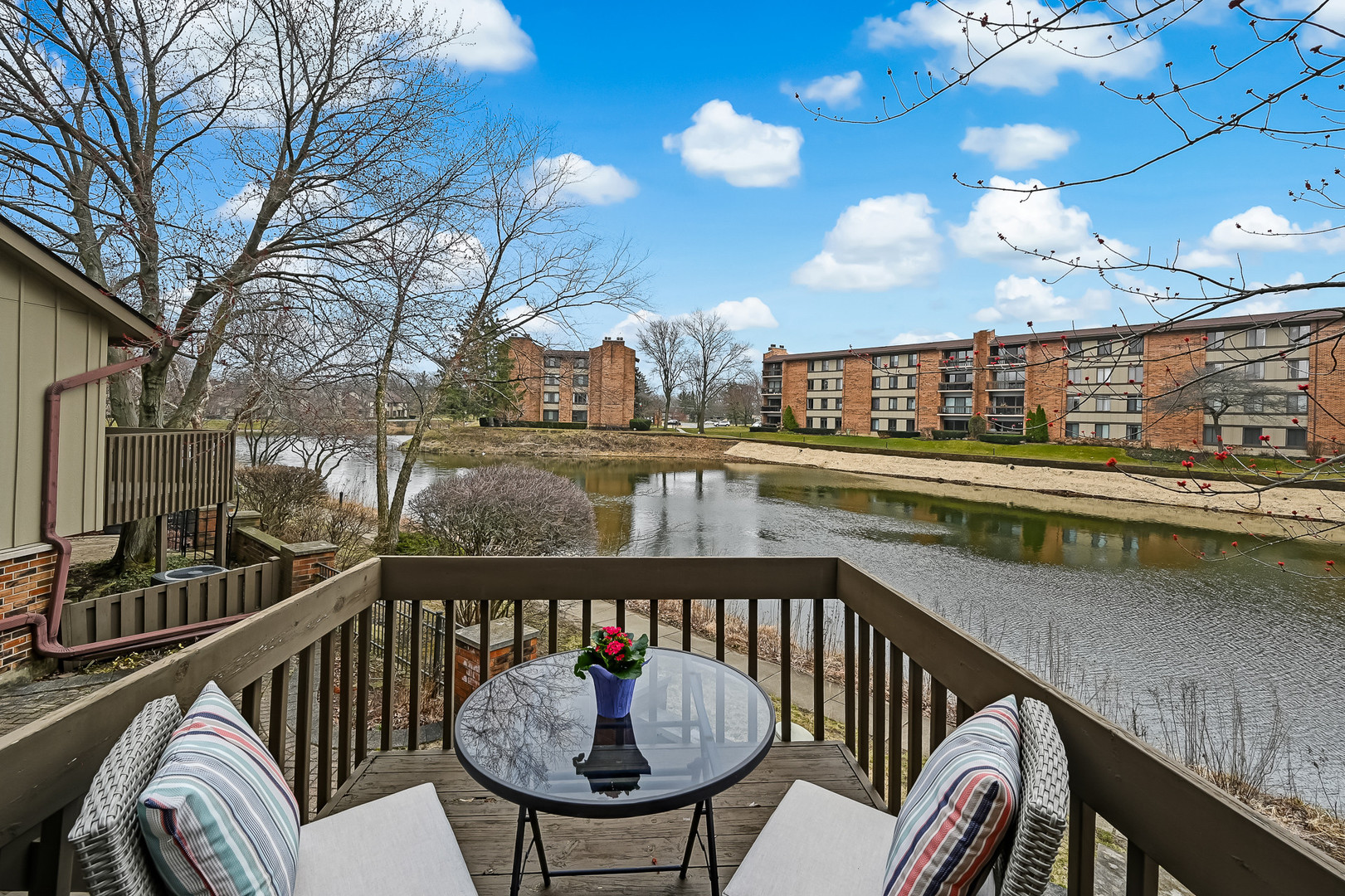 27 Windward Circle Willowbrook, IL 60527 - Photo 28 of 35 a view of a balcony with furniture