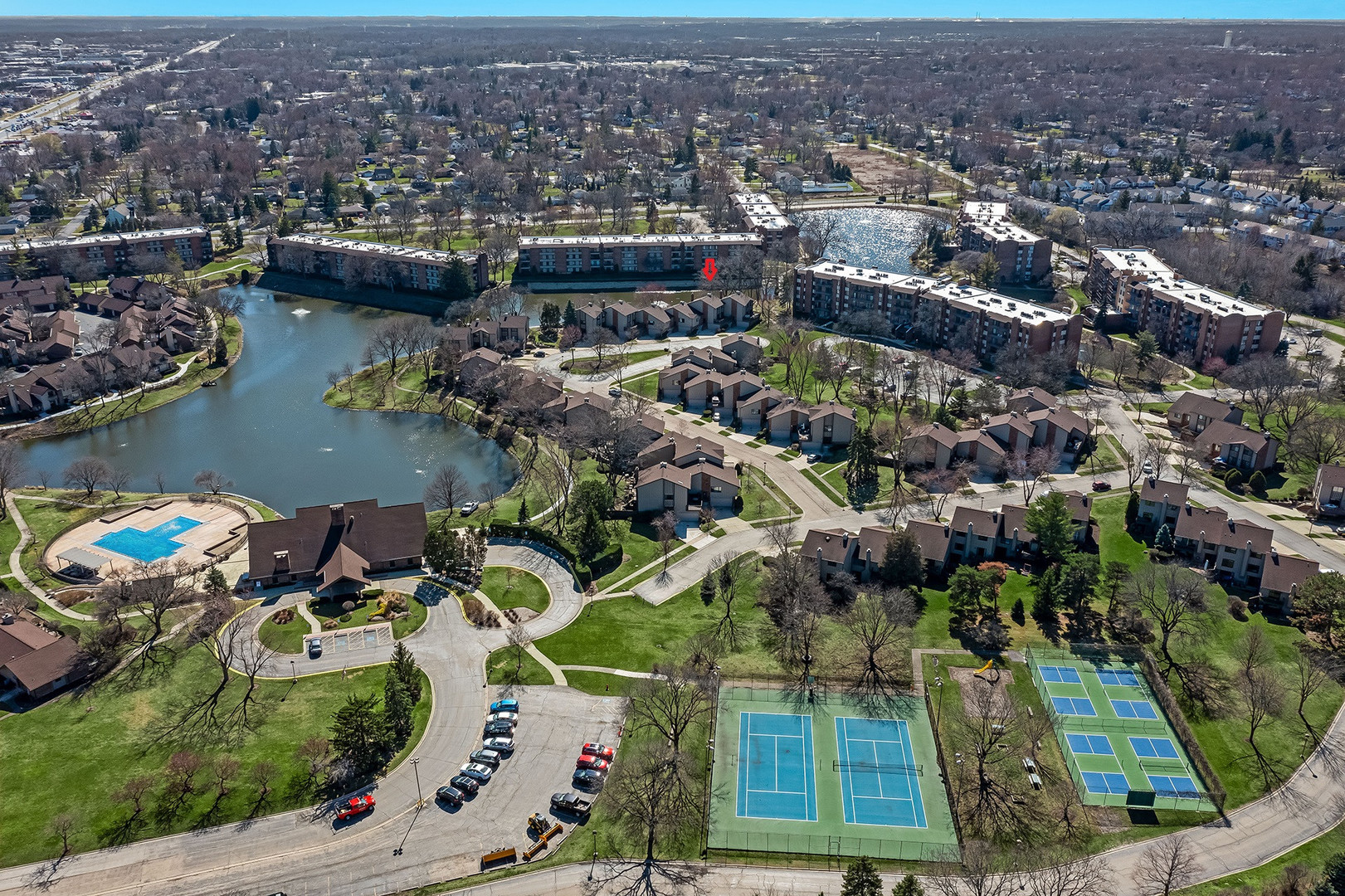 27 Windward Circle Willowbrook, IL 60527 - Photo 32 of 35 an aerial view of residential houses with outdoor space