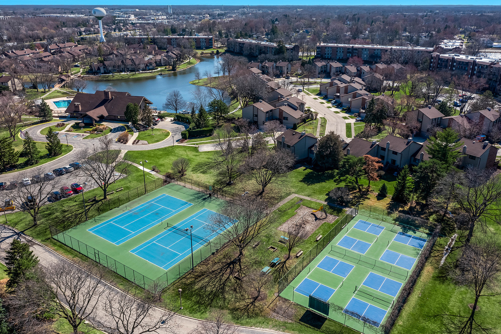 27 Windward Circle Willowbrook, IL 60527 - Photo 33 of 35 an aerial view of a houses with a lake view