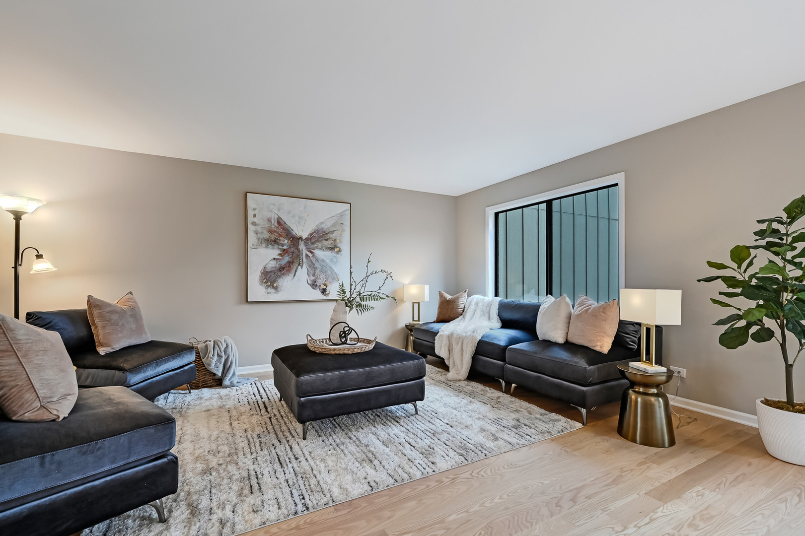 27 Windward Circle Willowbrook, IL 60527 - Photo 5 of 35 a living room with furniture and a potted plant