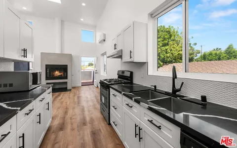 $6,150 | 667 Brooks Avenue, Unit 3, Venice, CA 90291