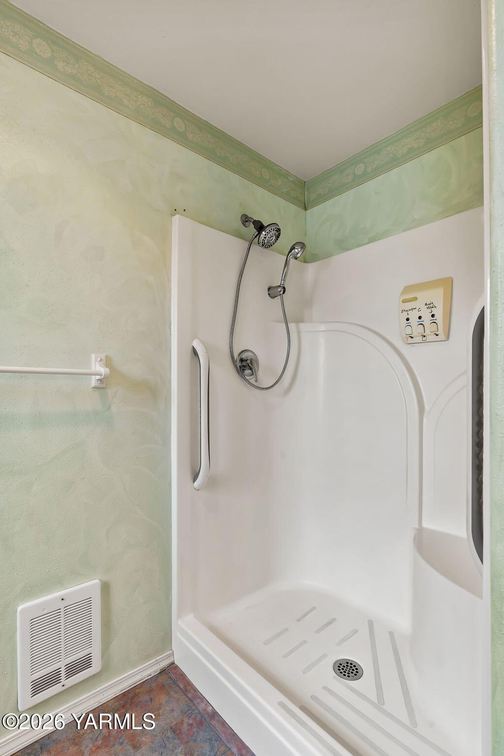 702 South 30th Avenue Yakima, WA 98902 - Photo 15 of 30 En Suite