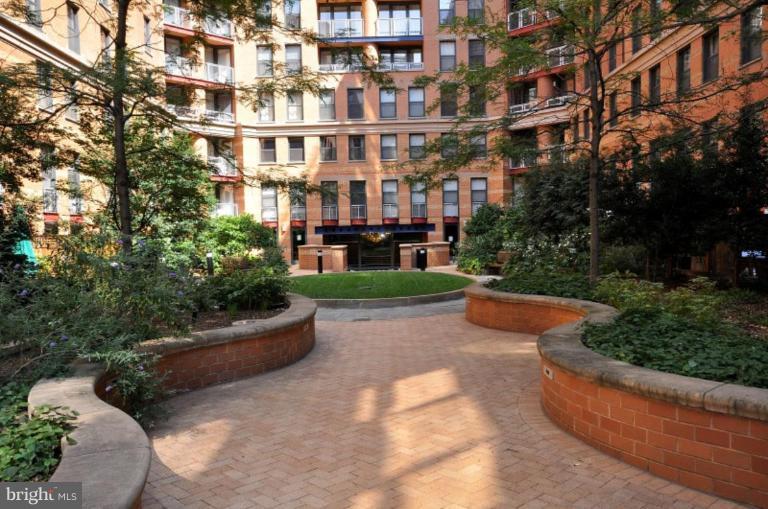 631 D Street Northwest, Unit 1037 Washington, DC 20004 - Photo 14 of 19 Courtyard/Garden airea