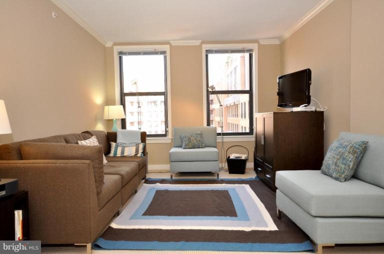 631 D Street Northwest, Unit 1037 Washington, DC 20004 - Photo 3 of 19 Living Room