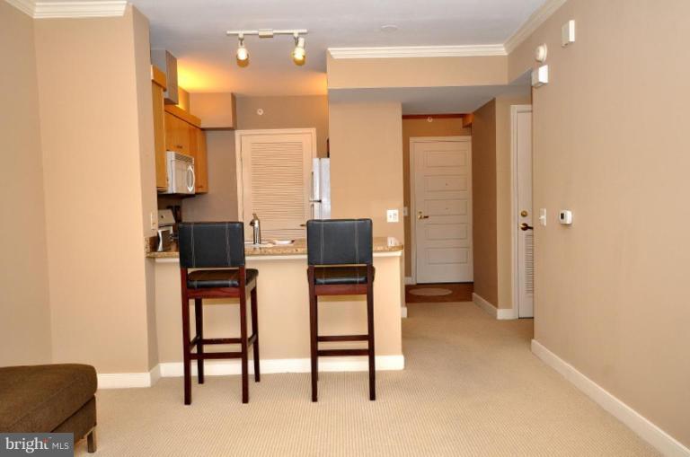 631 D Street Northwest, Unit 1037 Washington, DC 20004 - Photo 4 of 19 Dining area w/breakfast bar