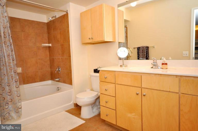631 D Street Northwest, Unit 1037 Washington, DC 20004 - Photo 8 of 19 Bath #1