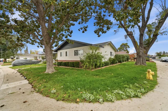 a view of a house with a yard