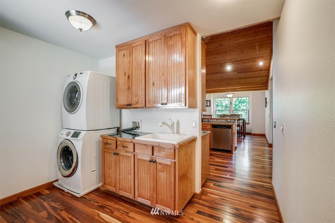 768 Leudinghaus Road Chehalis, WA 98532 - Photo 14 of 35 a view of kitchen and wooden floor