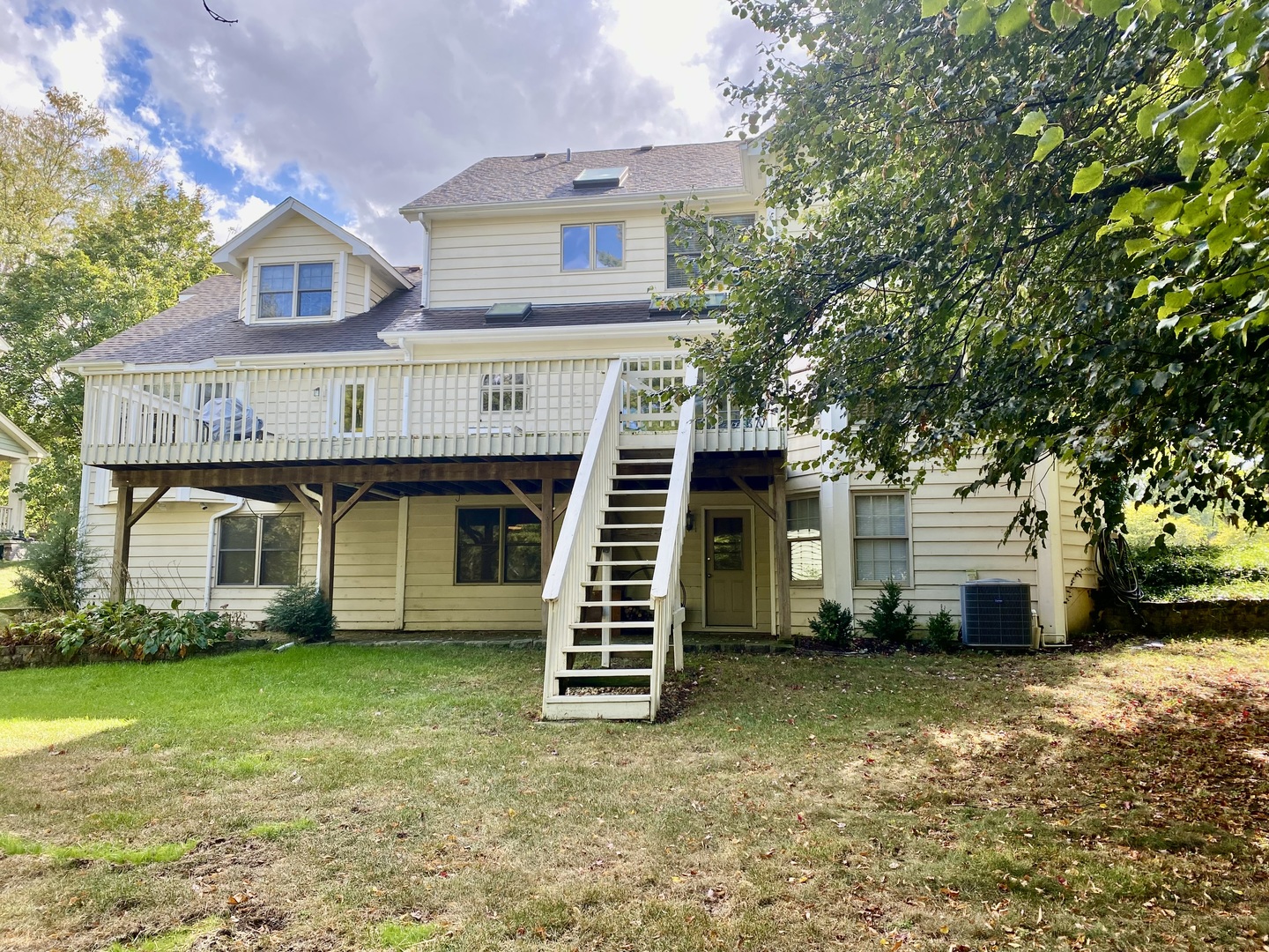 621 Young Avenue Batavia, IL 60510 - Photo 32 of 32 a front view of a house with a garden