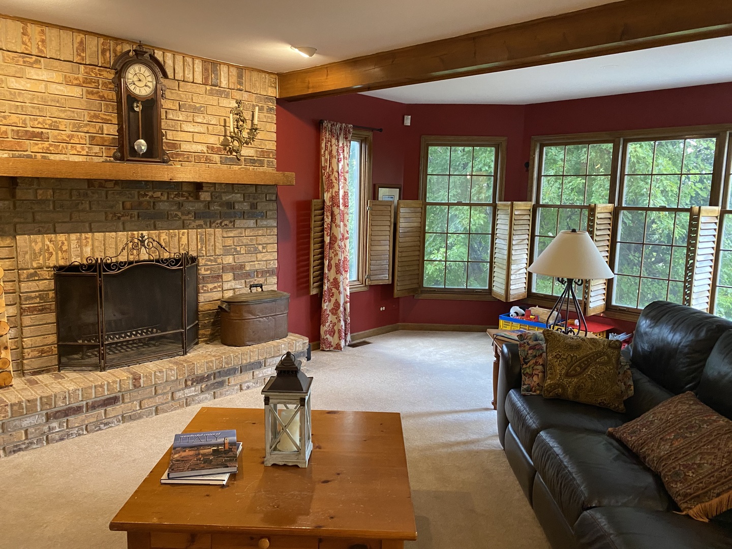 621 Young Avenue Batavia, IL 60510 - Photo 5 of 32 a living room with furniture
