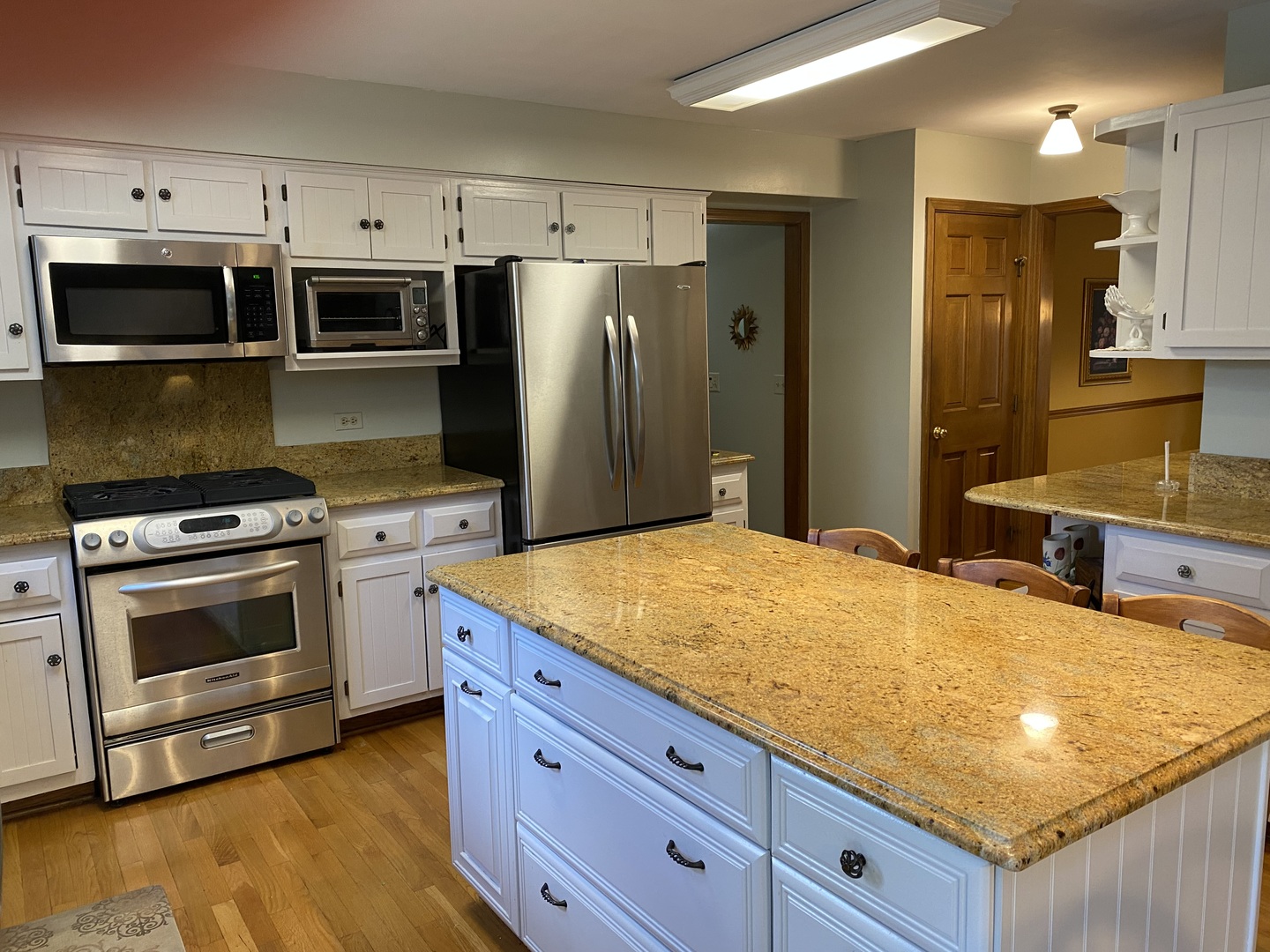 621 Young Avenue Batavia, IL 60510 - Photo 8 of 32 a kitchen with stainless steel appliances a stove a refrigerator and a sink