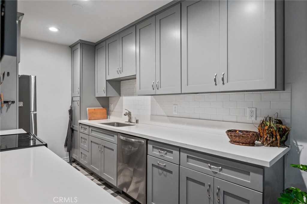 2345 Roscomare Road, Unit 302 Los Angeles, CA 90077 - Photo 22 of 37