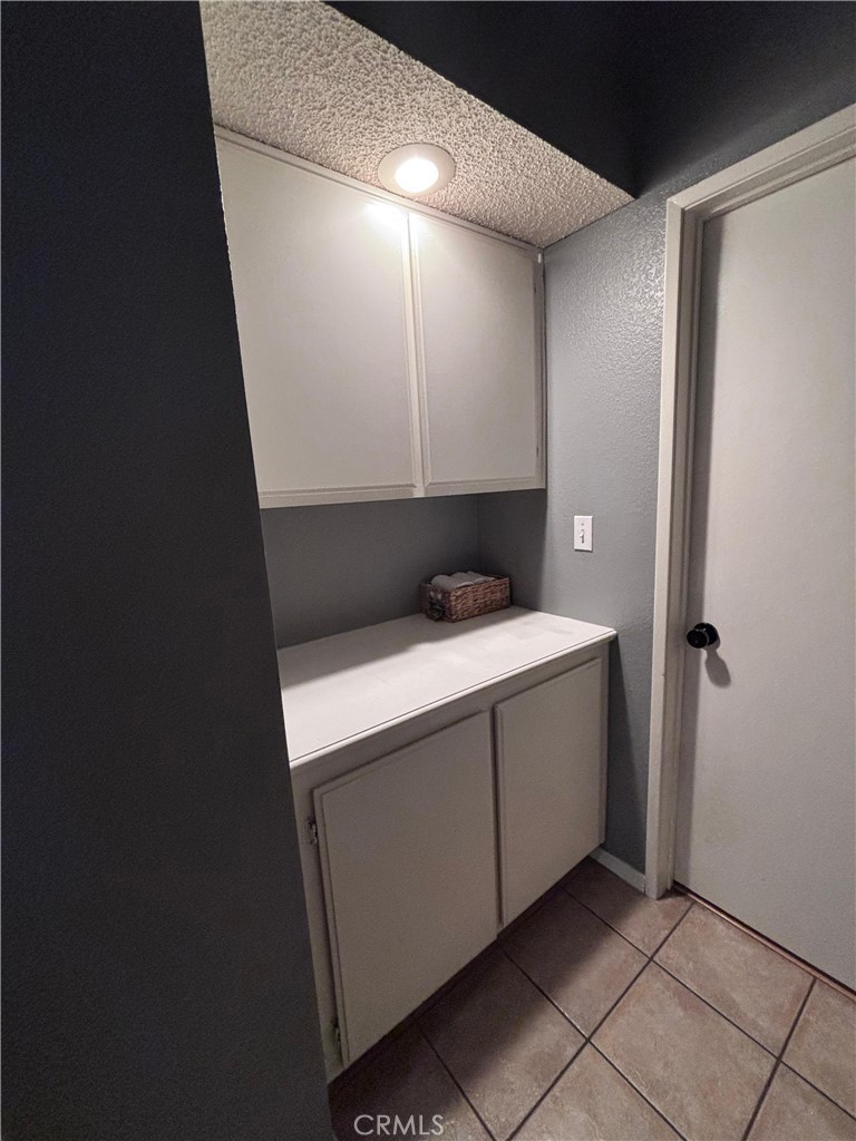 560 Coudures Way Perris, CA 92571 - Photo 18 of 35 a bathroom with a sink and a mirror