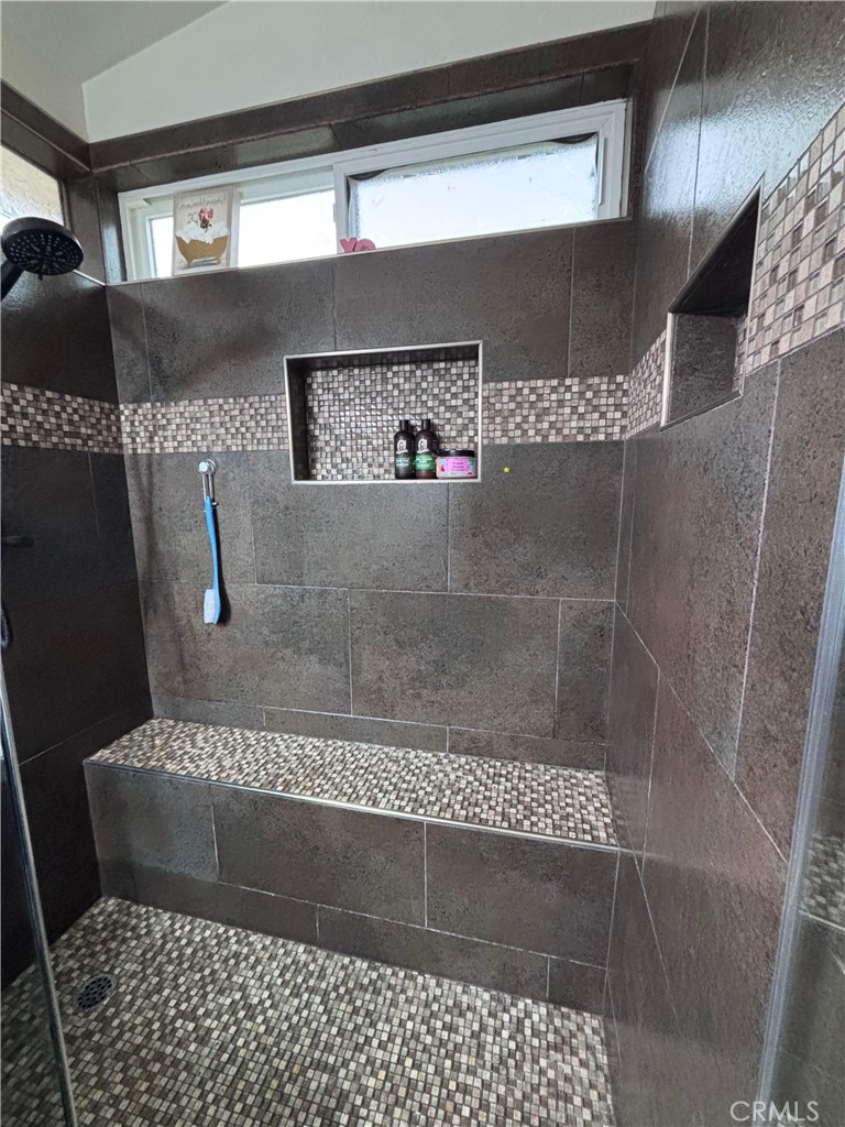560 Coudures Way Perris, CA 92571 - Photo 22 of 35 a bathroom with a shower