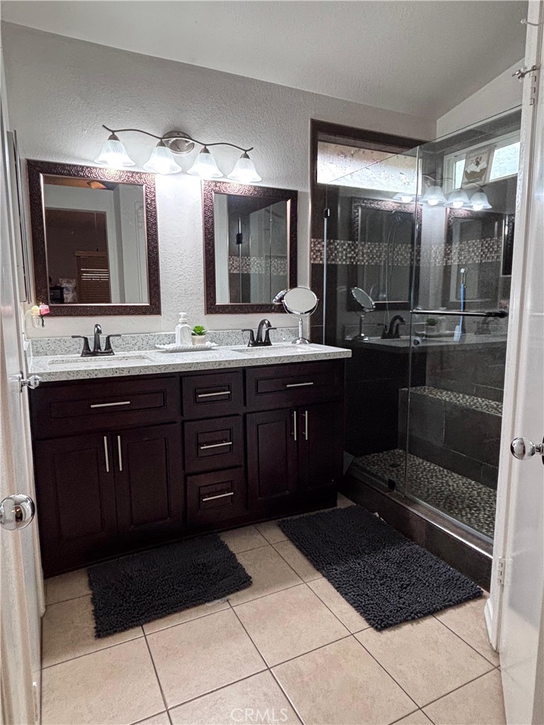 560 Coudures Way Perris, CA 92571 - Photo 5 of 35 a bathroom with a sink and a mirror