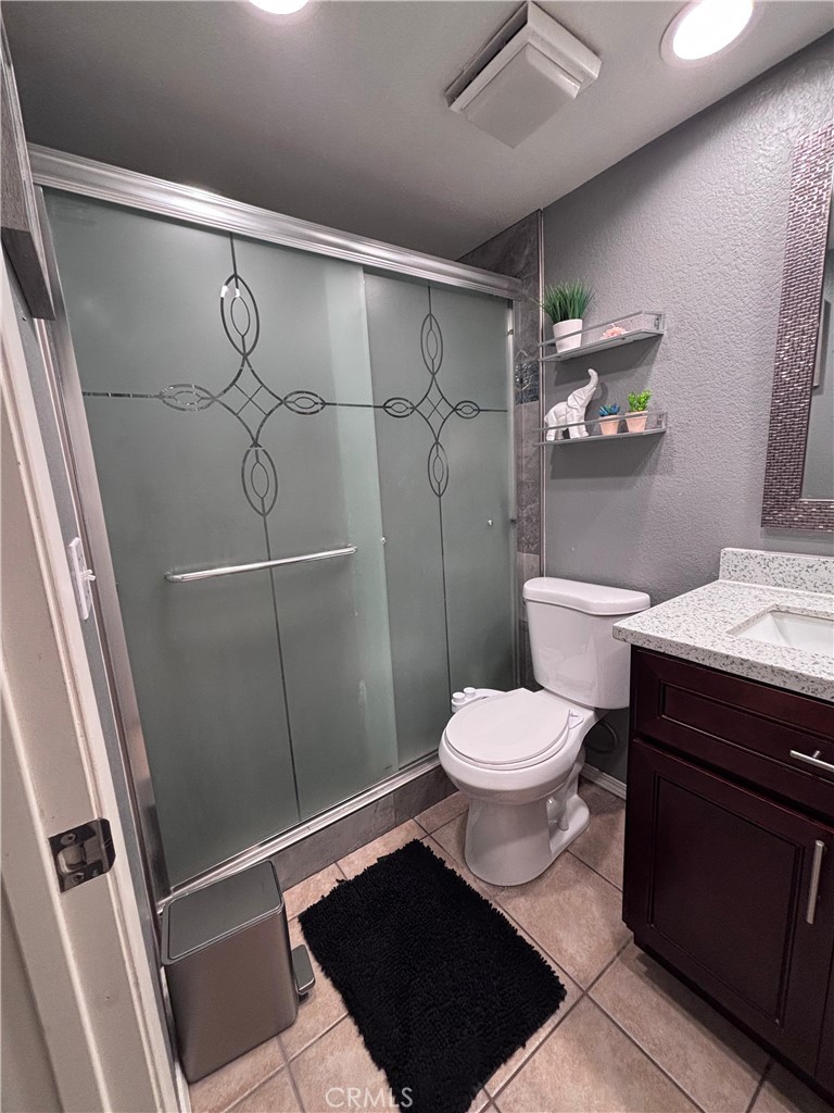 560 Coudures Way Perris, CA 92571 - Photo 10 of 35 a bathroom with a toilet and a shower
