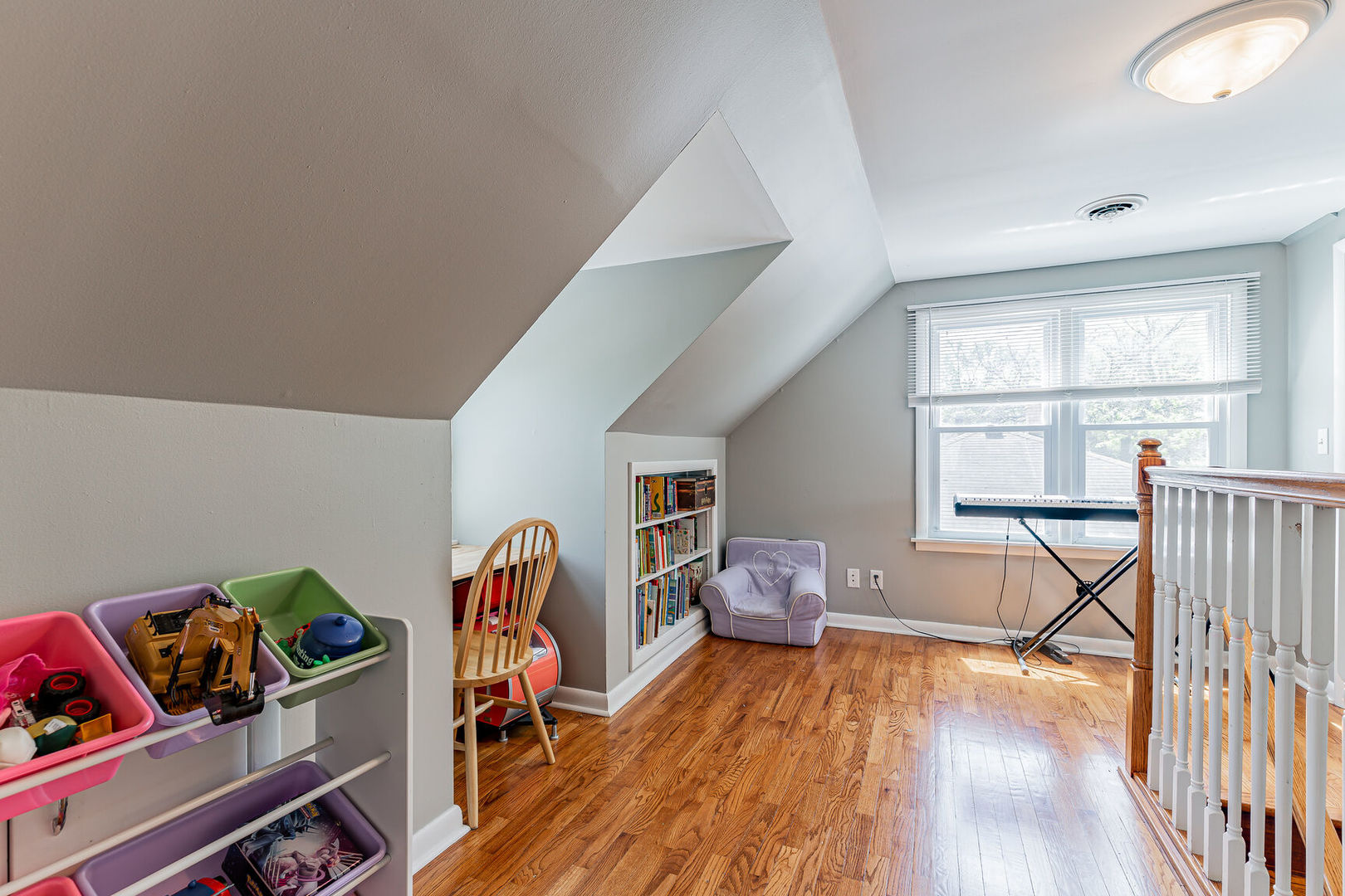 315 South Garfield Avenue Champaign, IL 61821 - Photo 20 of 28 a livingroom with furniture and workspace