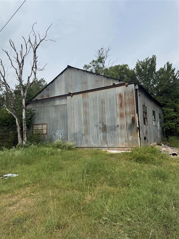 701 North Lamar Street Wichita Falls, TX 76306 - Photo 3 of 4 a backyard of a house with plants and large tree