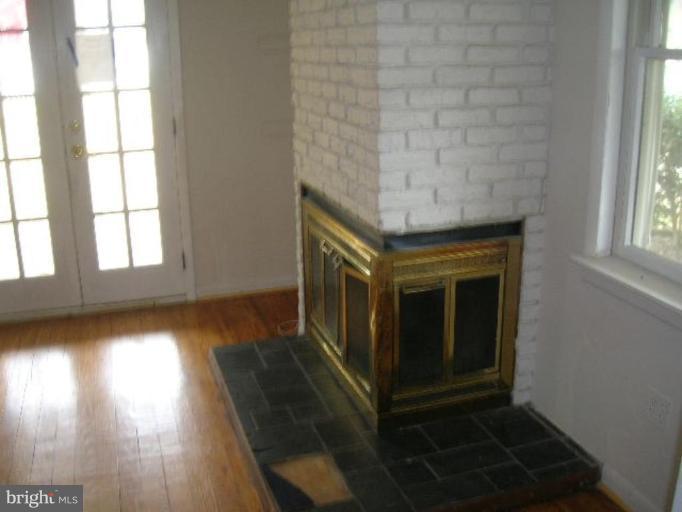 122 Silopanna Road Annapolis, MD 21403 - Photo 7 of 10 Fireplace