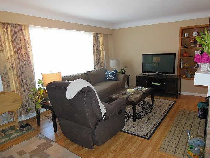 419 George Street Flushing, MI 48433 - Photo 4 of 26 21427875-3.JPG