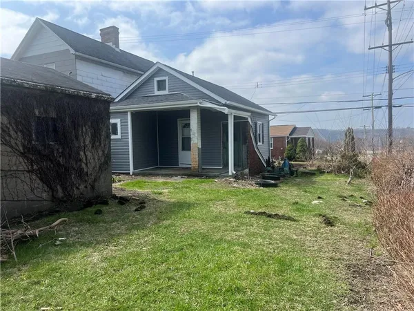 a view of a house with backyard and porch