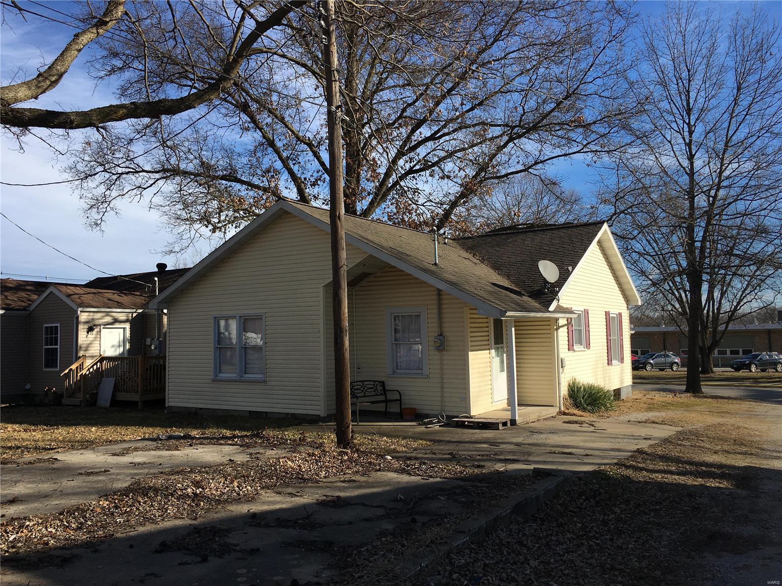 906 Rountree Street Hillsboro, IL 62049 - Photo 3 of 16 Gallery Image 3