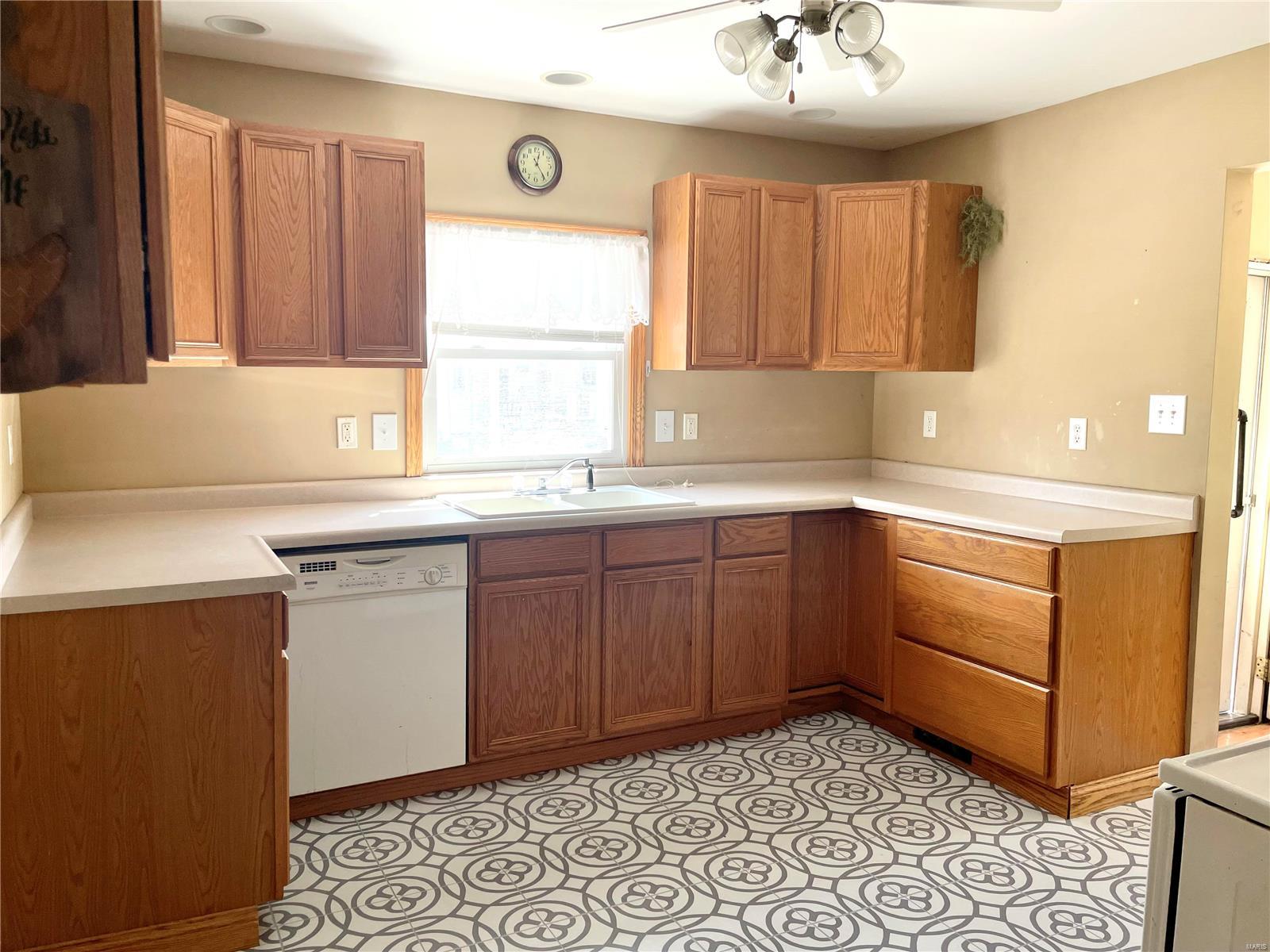 906 Rountree Street Hillsboro, IL 62049 - Photo 8 of 16 Gallery Image 8