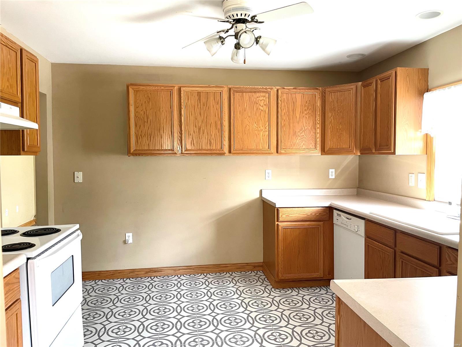 906 Rountree Street Hillsboro, IL 62049 - Photo 9 of 16 Gallery Image 9