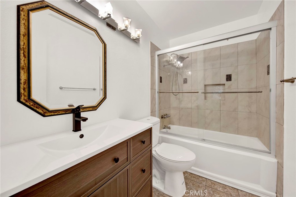 9745 Vía Roma Burbank, CA 91504 - Photo 12 of 25 Gallery Image 12