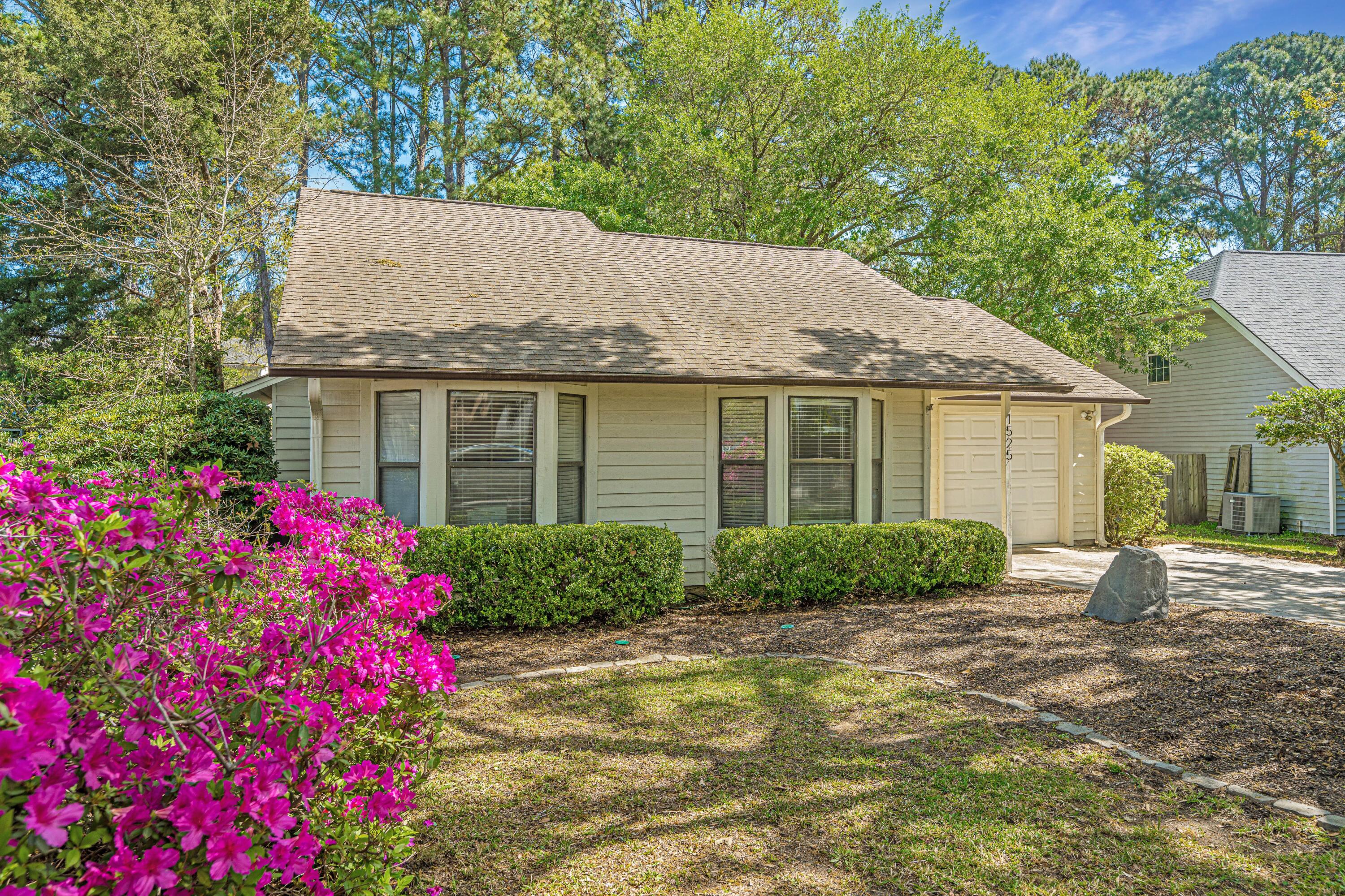 1525 East Crossing Lane Mount Pleasant, SC 29466 - Photo 2 of 24 1525EastCrossingLane003