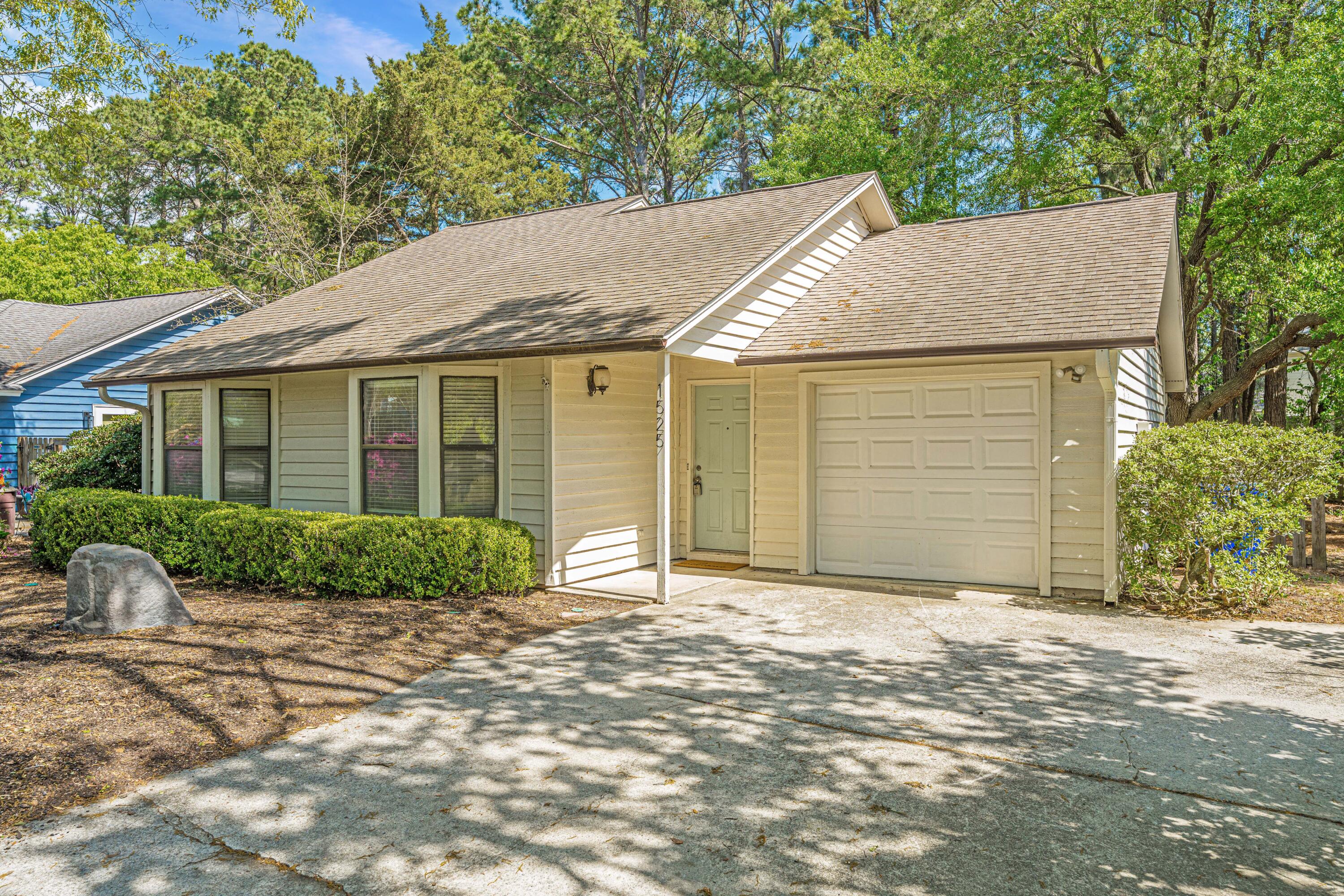 1525 East Crossing Lane Mount Pleasant, SC 29466 - Photo 3 of 24 1525EastCrossingLane005
