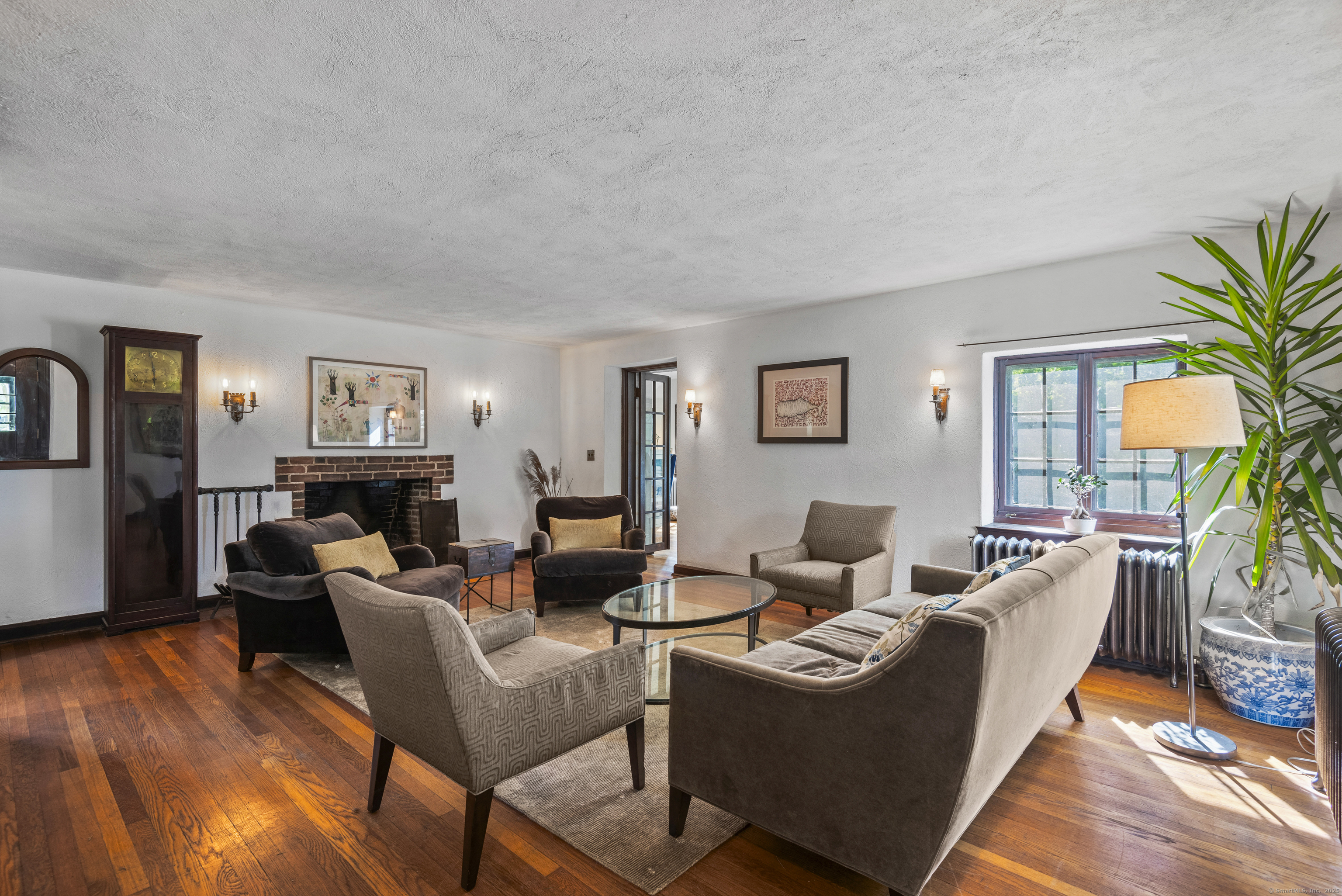 128 Blake Road Hamden, CT 06517 - Photo 3 of 25 A spacious living room with two exposures.