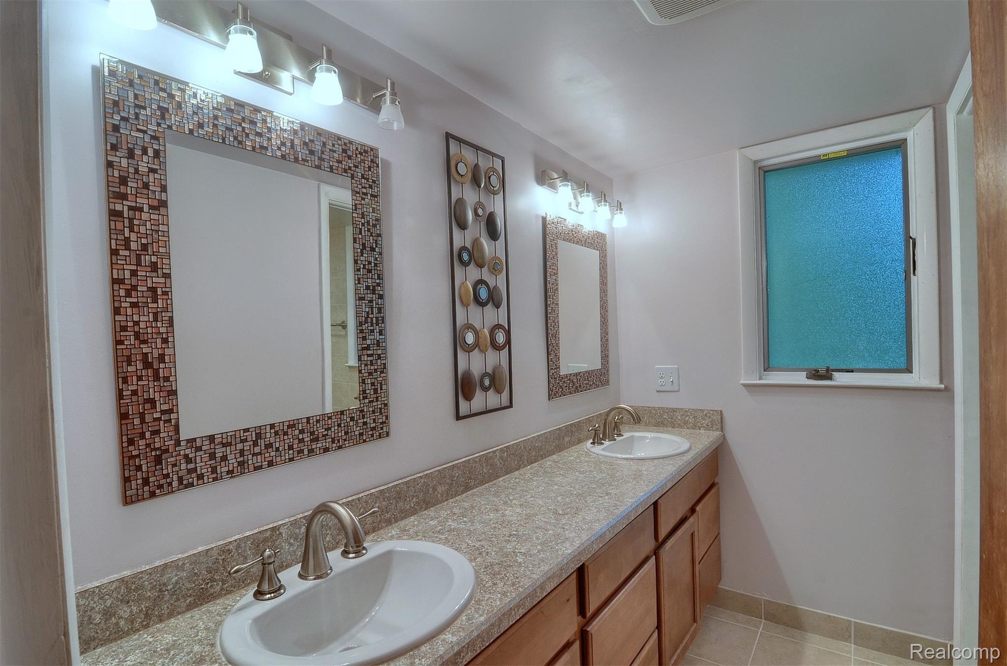 205 Wimberly Drive Rochester, MI 48306 - Photo 24 of 30 205 Wimberly Bathroom.jpg