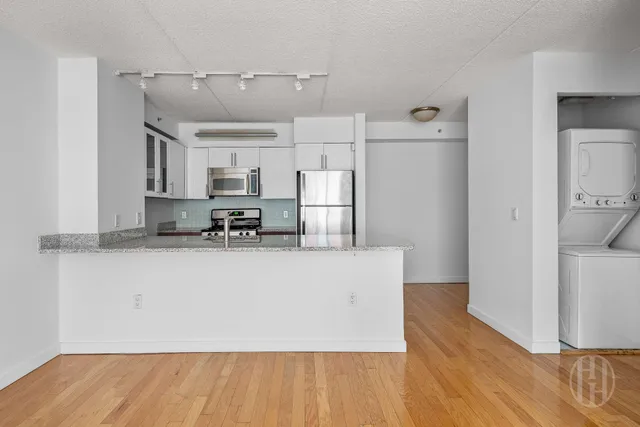 $5,300 | 555 West 23rd Street, Unit N5E | Chelsea