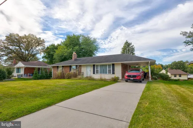 a view of a house with a yard