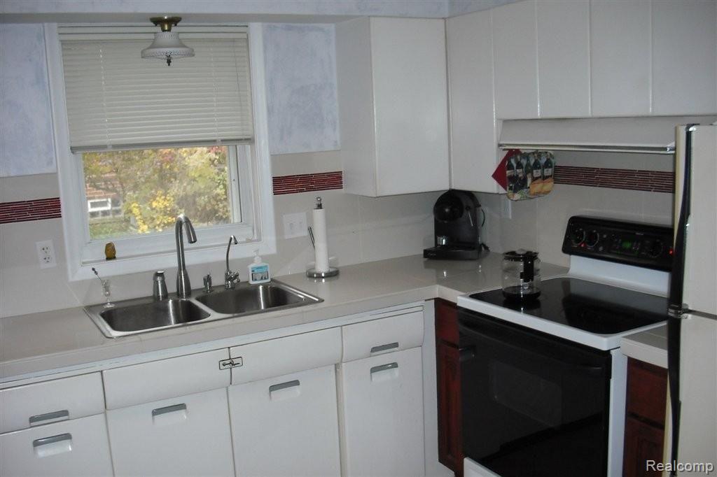 489 Thalia Avenue Rochester, MI 48307 - Photo 7 of 23 DSCF0024.JPG